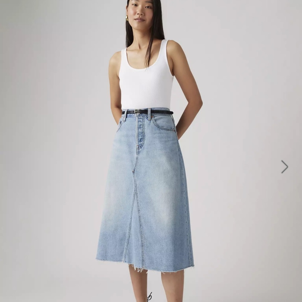 NWT Levi's® Premium
HIGH-RISE A-LINE DECON SKIRT size 32